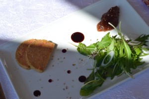 Terrine mi-cuite « maison » de foie gras IGP , mesclun à l'huile de truffes noires, chutney figues et vin rouge Chateau Revelette